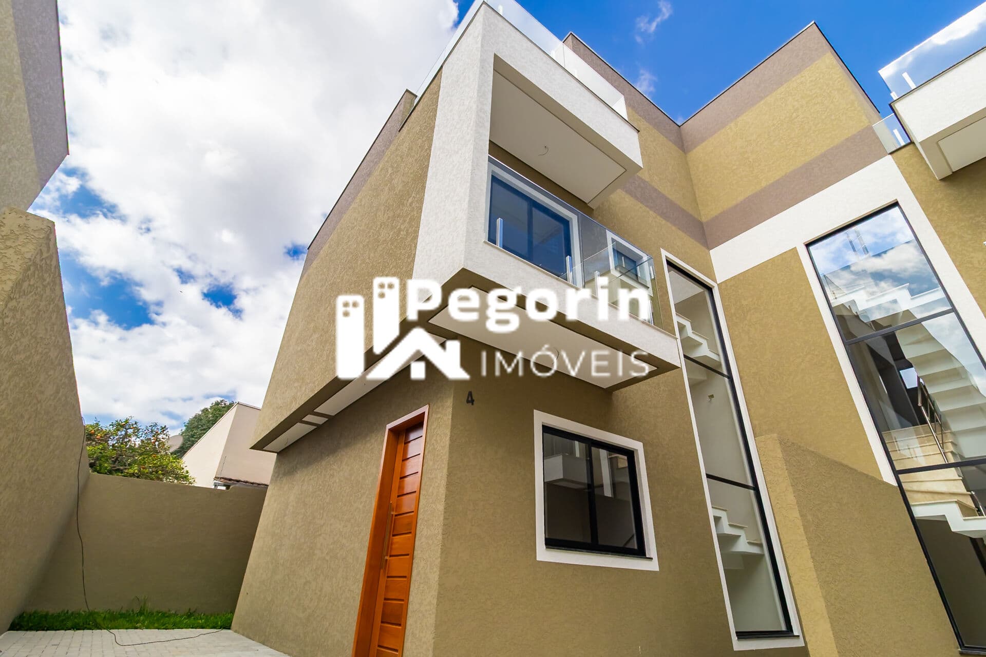 Sobrado à venda em Curitiba, Uberaba, com 3 quartos, 107,00m²