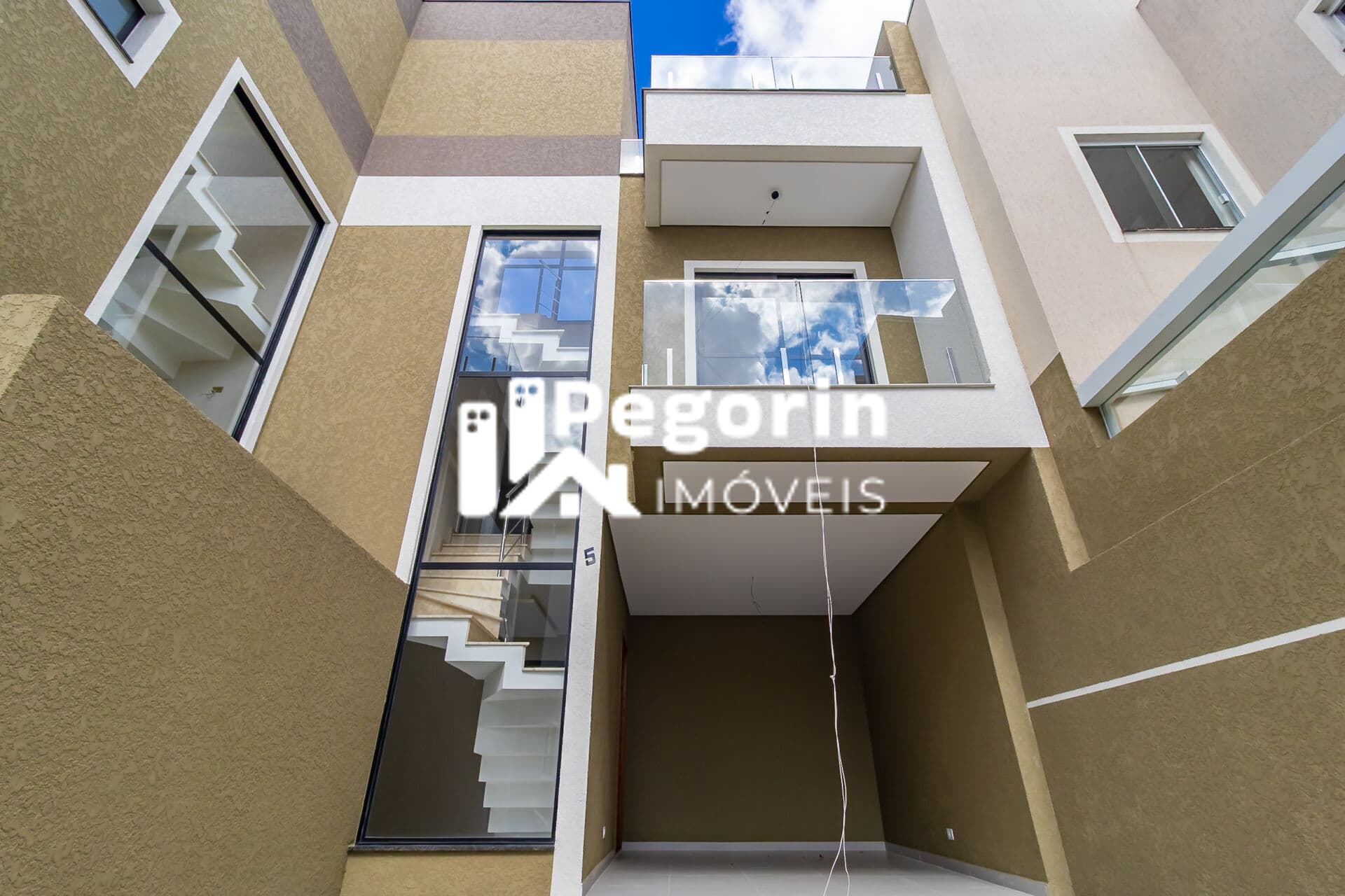 Sobrado à venda em Curitiba, Uberaba, com 3 quartos, 107,00m²