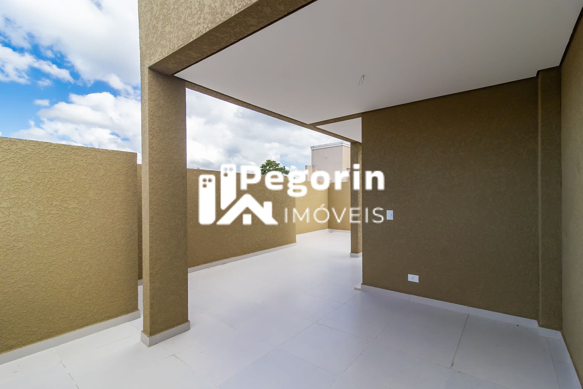 Sobrado à venda em Curitiba, Uberaba, com 3 quartos, 107,00m²