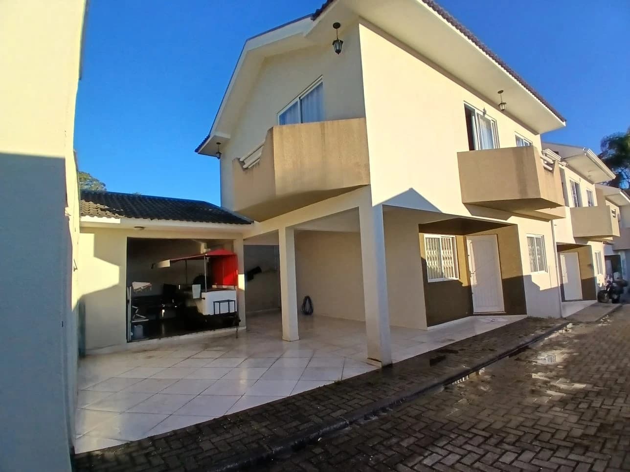 Sobrado 03 qts sendo uma suíte com hidro no bairro Santa Cândida, Curitiba-PR