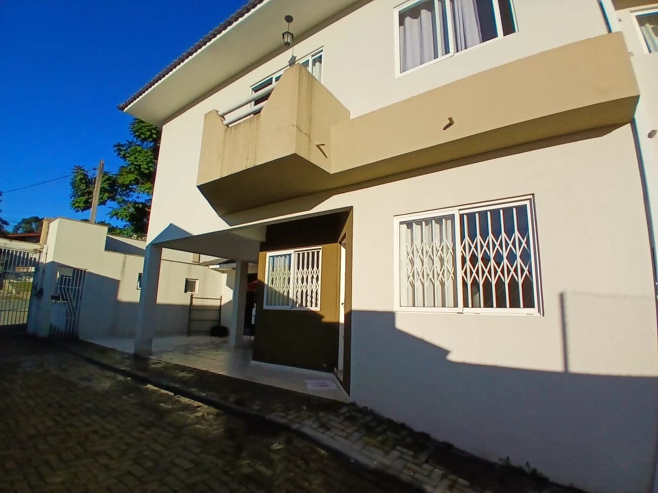 Sobrado 03 qts sendo uma suíte com hidro no bairro Santa Cândida, Curitiba-PR