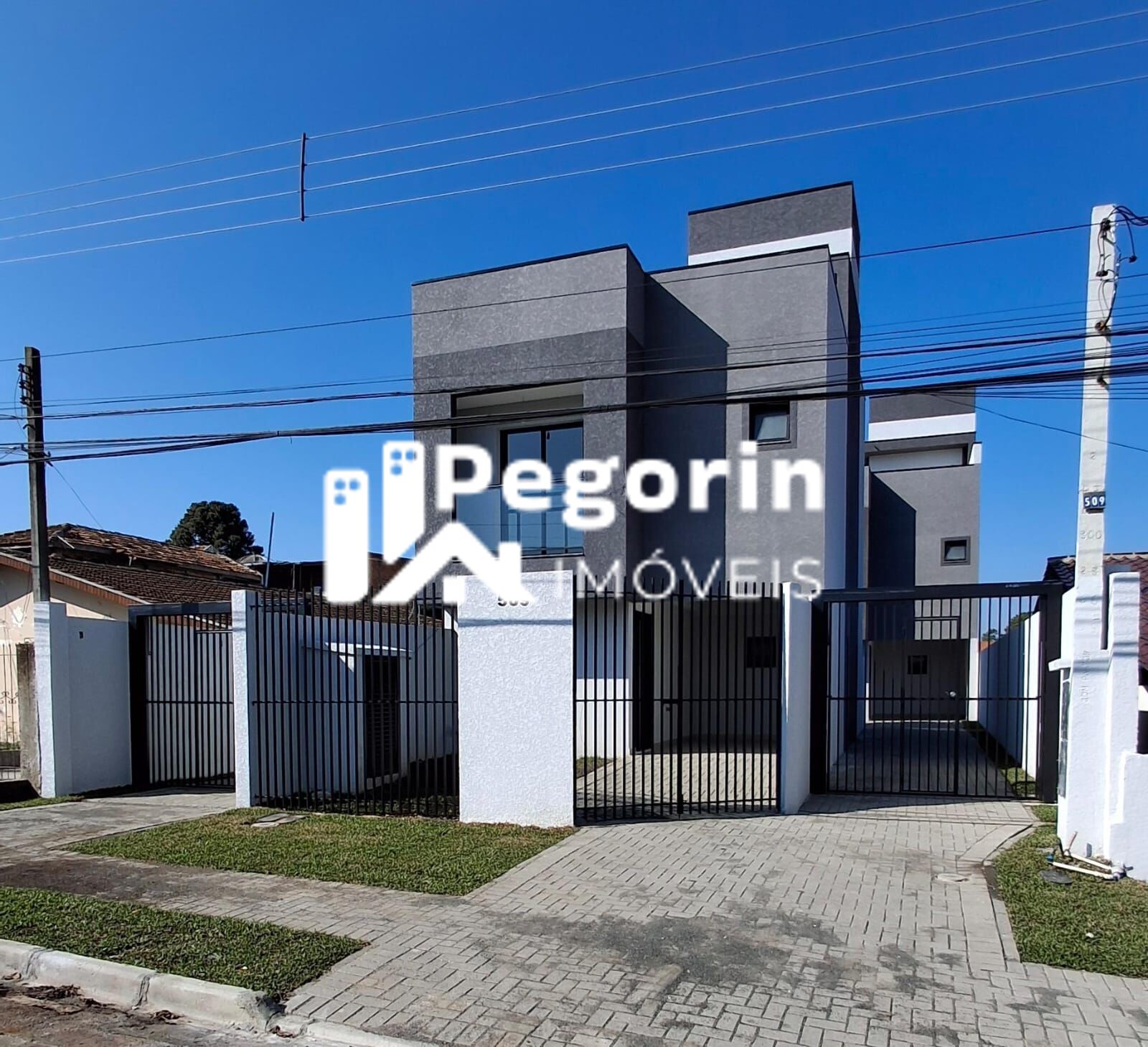 Sobrado à venda em Curitiba, Xaxim, com 3 quartos, 118,00m² - Pegorin Imóveis