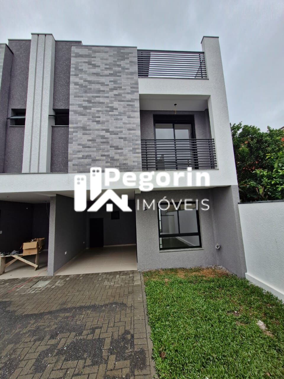 Sobrado à venda em Curitiba, Uberaba, com 3 quartos, 145,84m² - Pegorin Imóveis